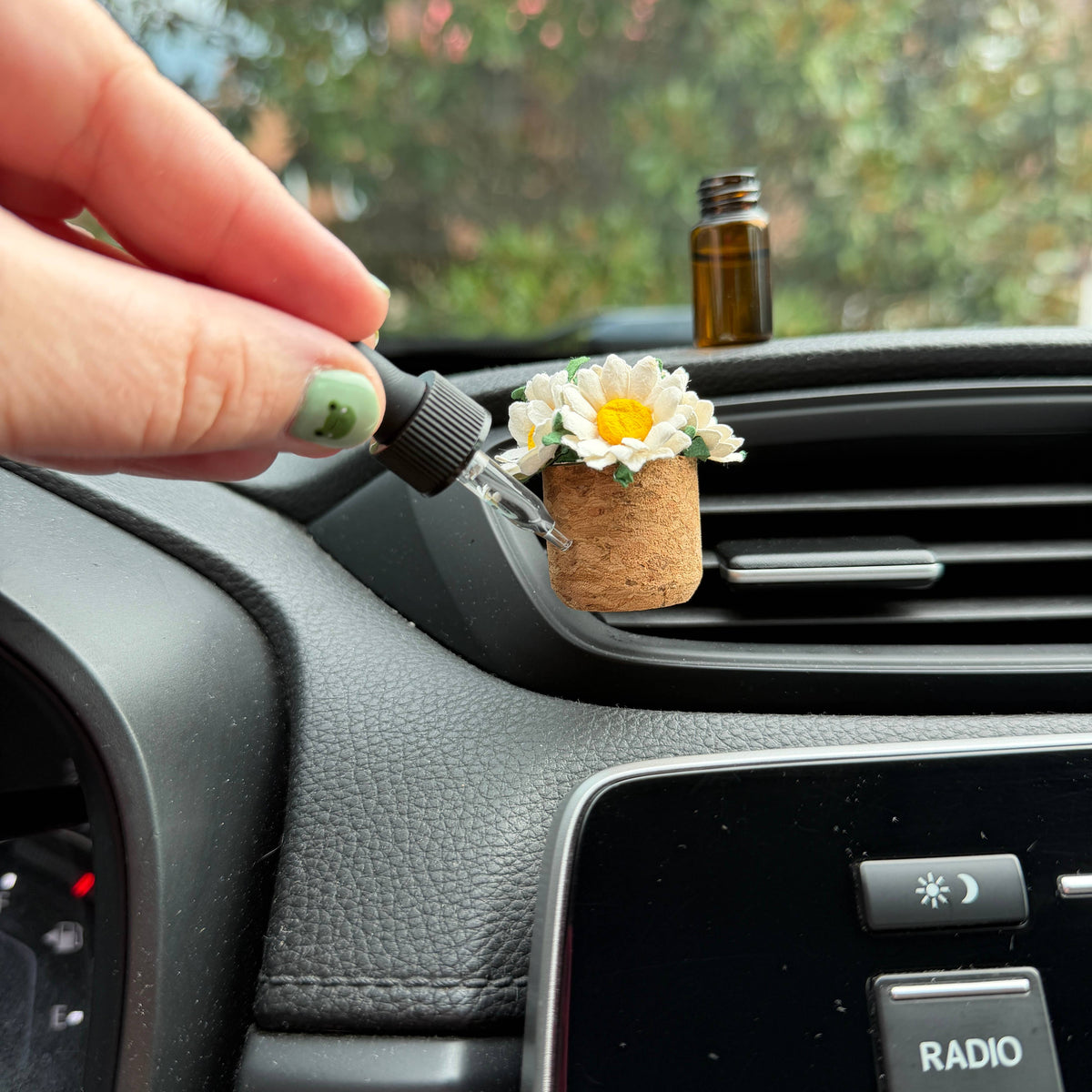 Daisy vent clip car diffuser in a cork pot, photo 1