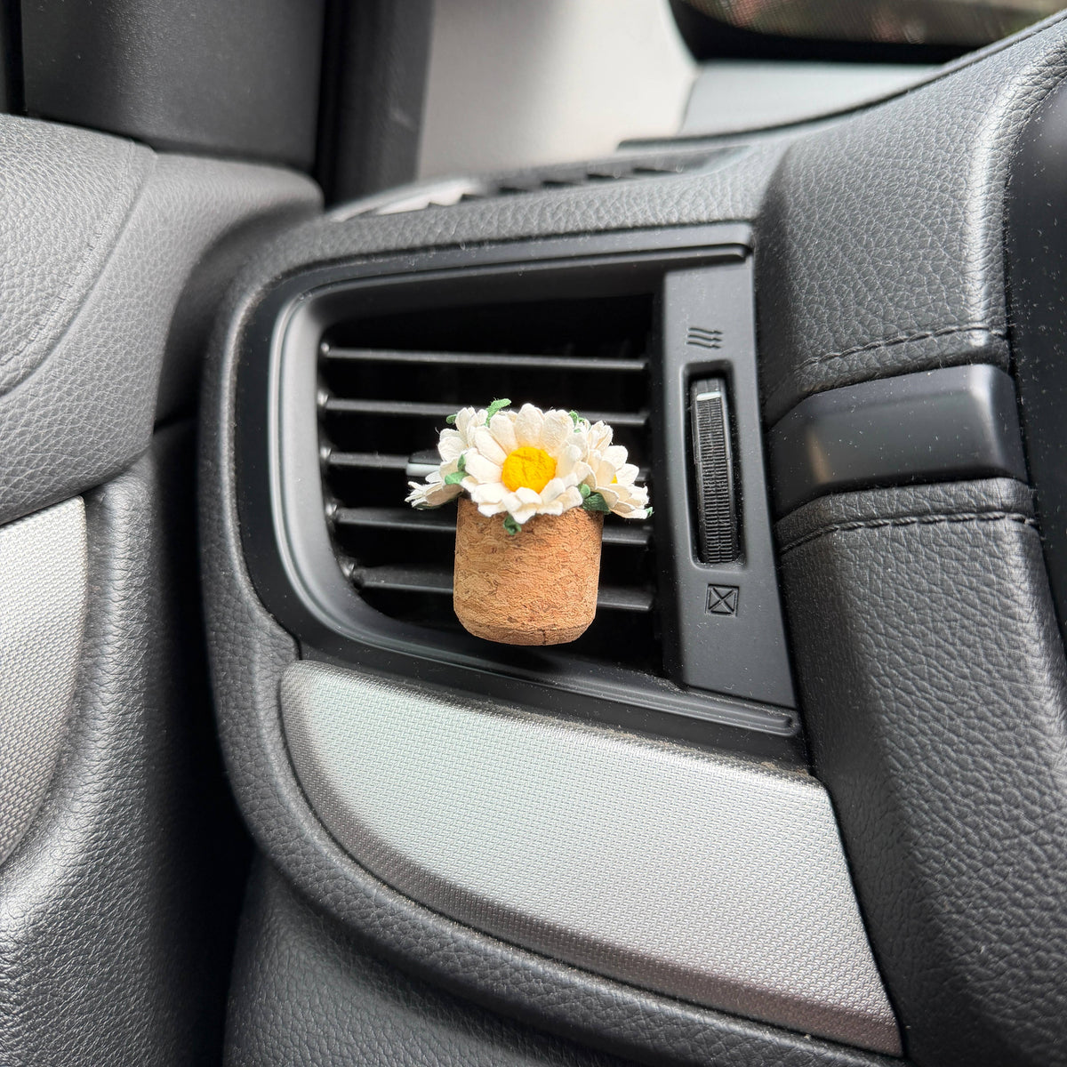 Daisy vent clip car diffuser in a cork pot, photo 4