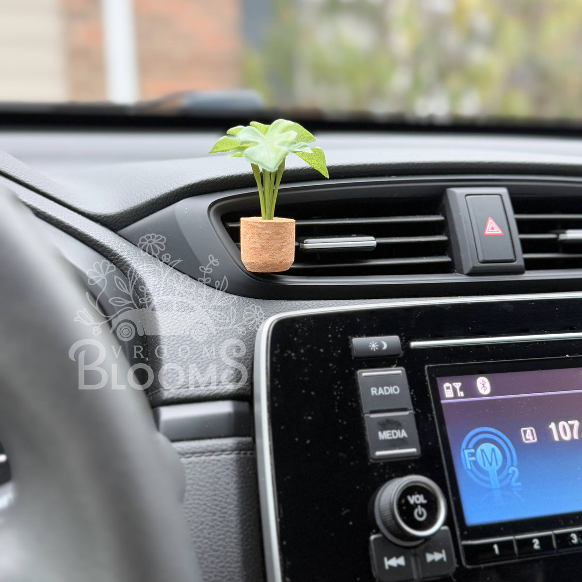 Monstera vent clip car diffuser in a cork pot, photo 6