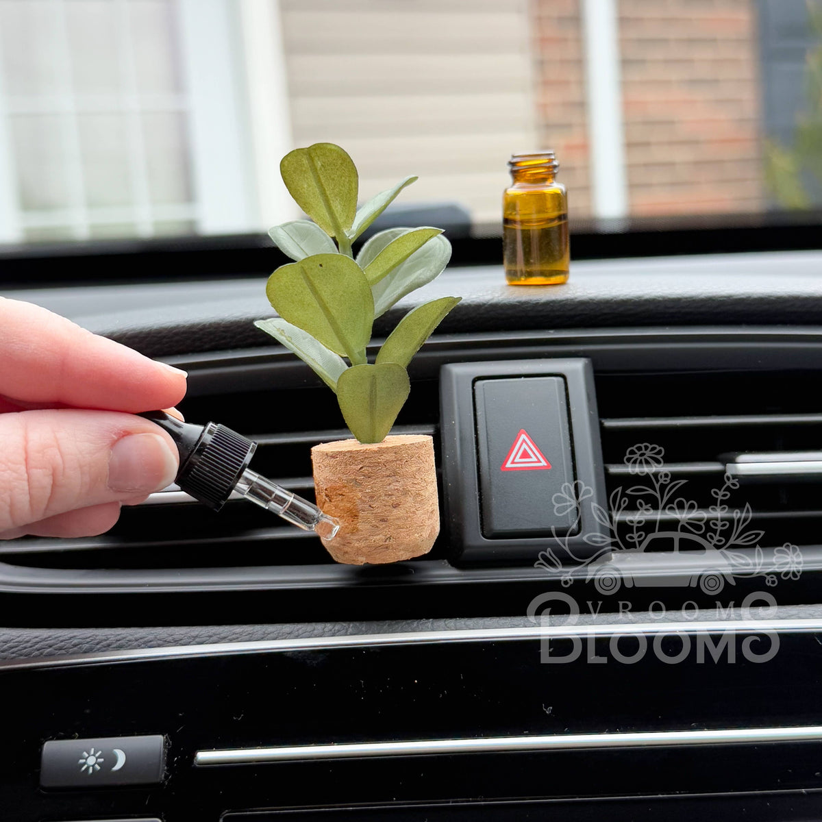Fiddle leaf vent clip car diffuser in a cork pot, photo 1