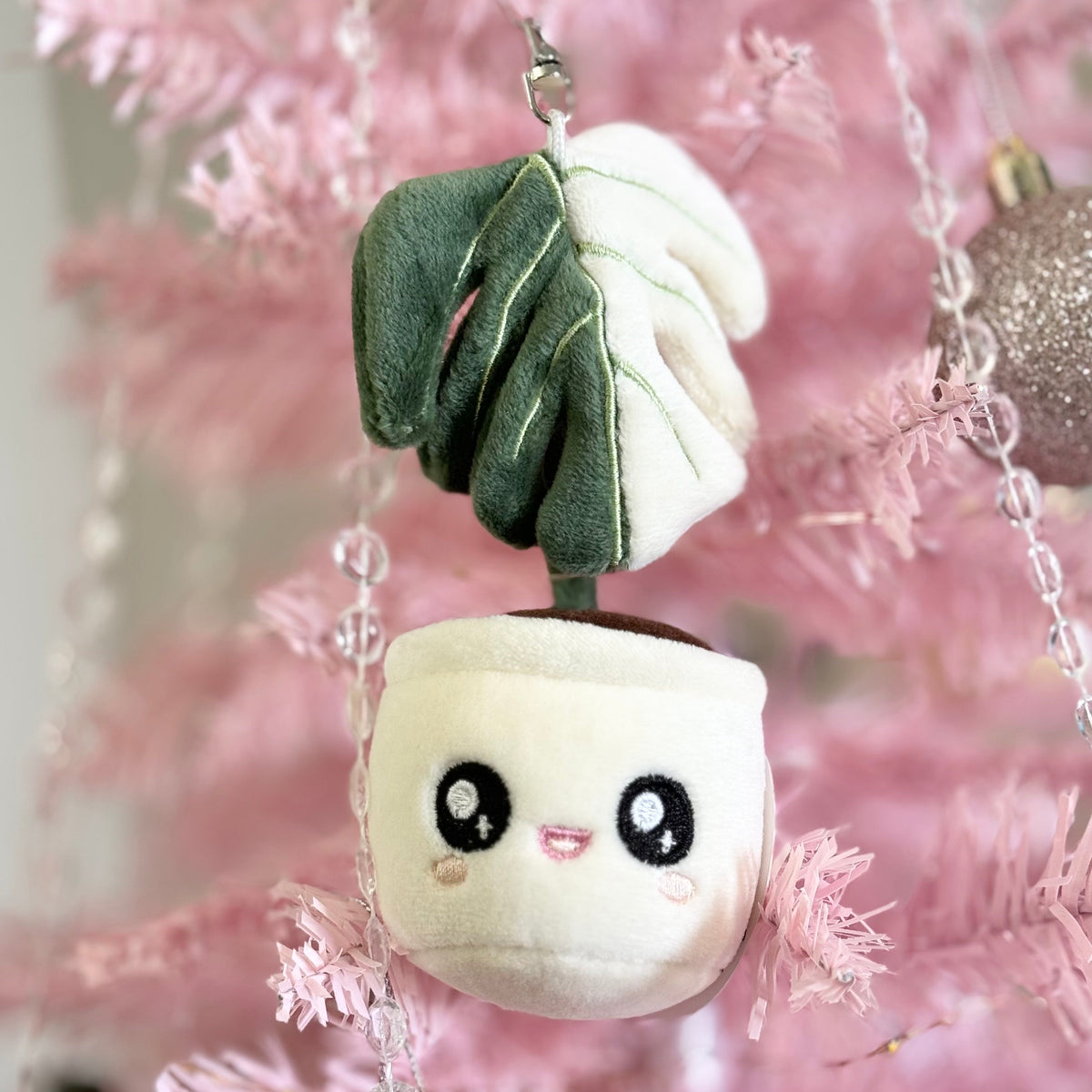 Monstera Deliciosa ‘Albo Variegata’ Plush Keychain – 5″ Houseplant Bag Charm