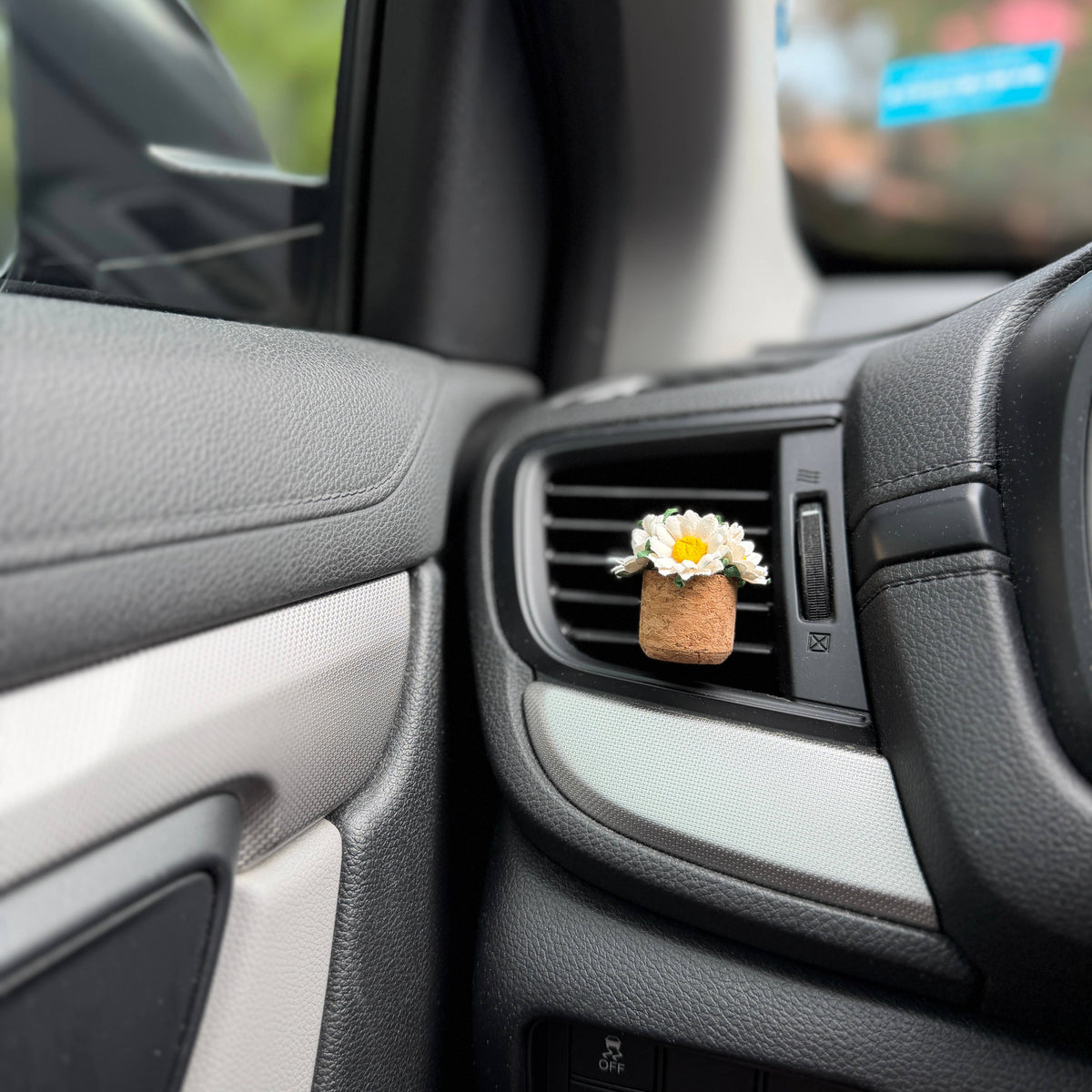 Daisy vent clip car diffuser in a cork pot, photo 8